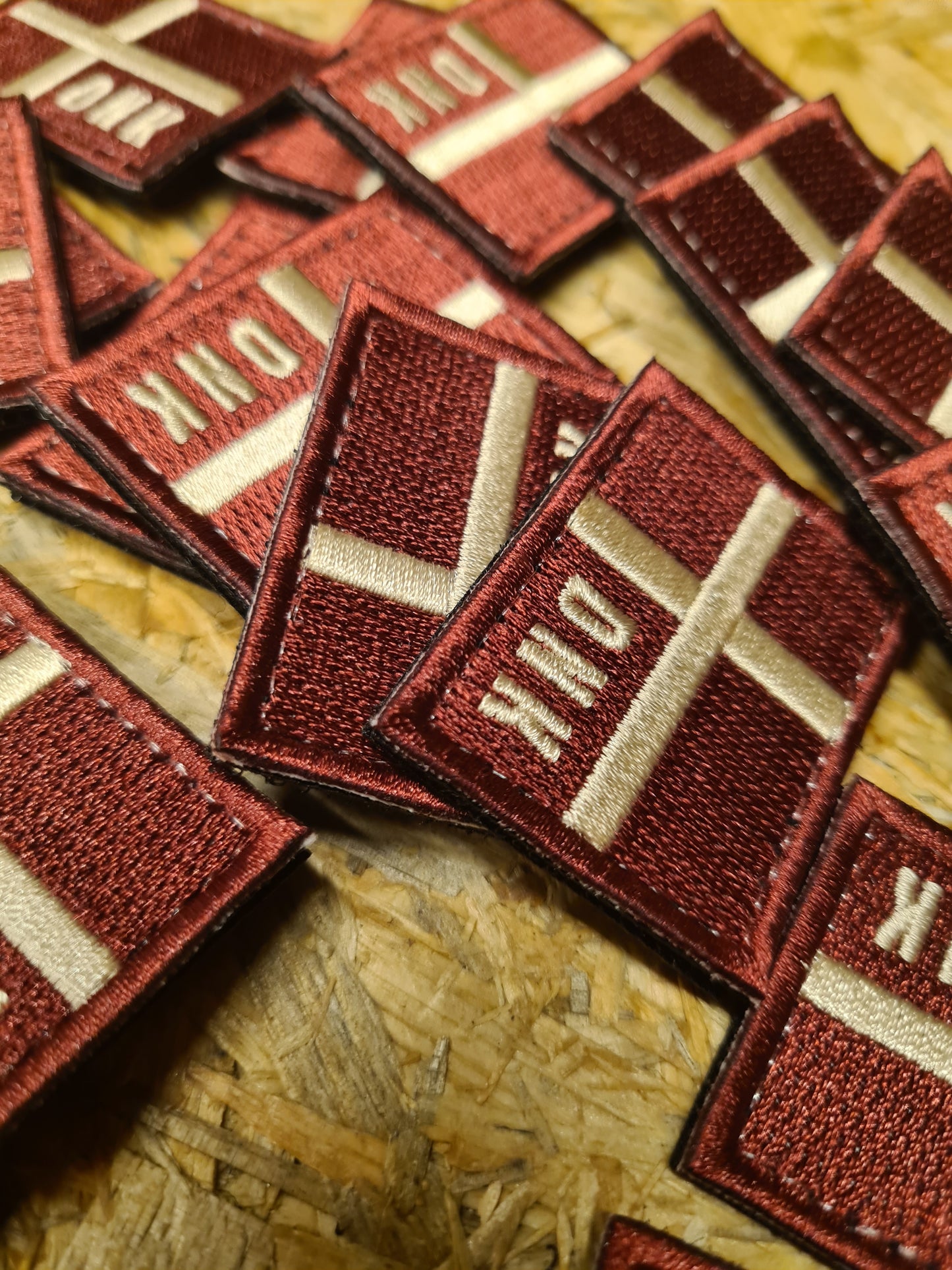 DNK lille patch rød